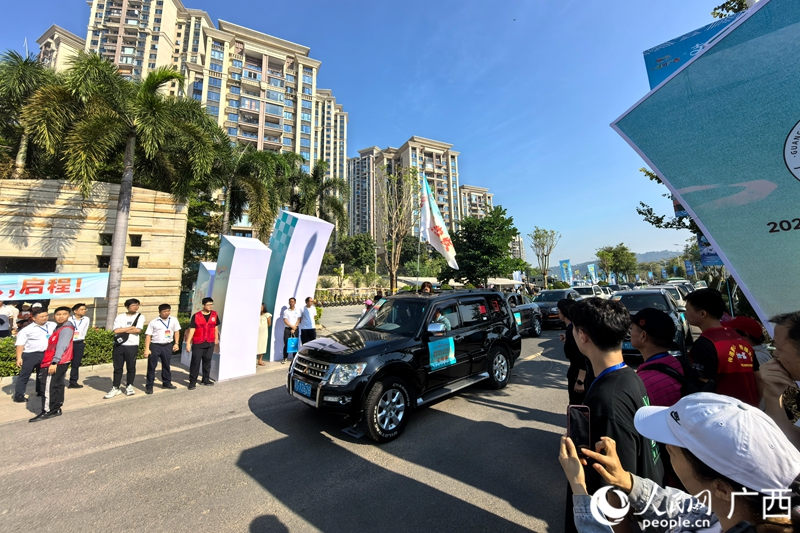“向廣西出發(fā)”自駕游活動正式發(fā)車。人民網(wǎng)記者 覃心攝