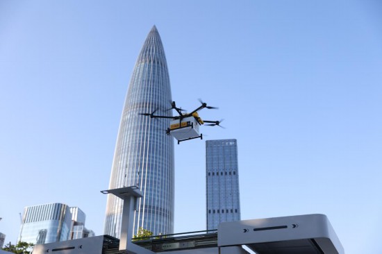 2023年9月20日，一臺小型無人機盤旋在深圳人才公園上空，正在為游客配送外賣。新華社發(fā)