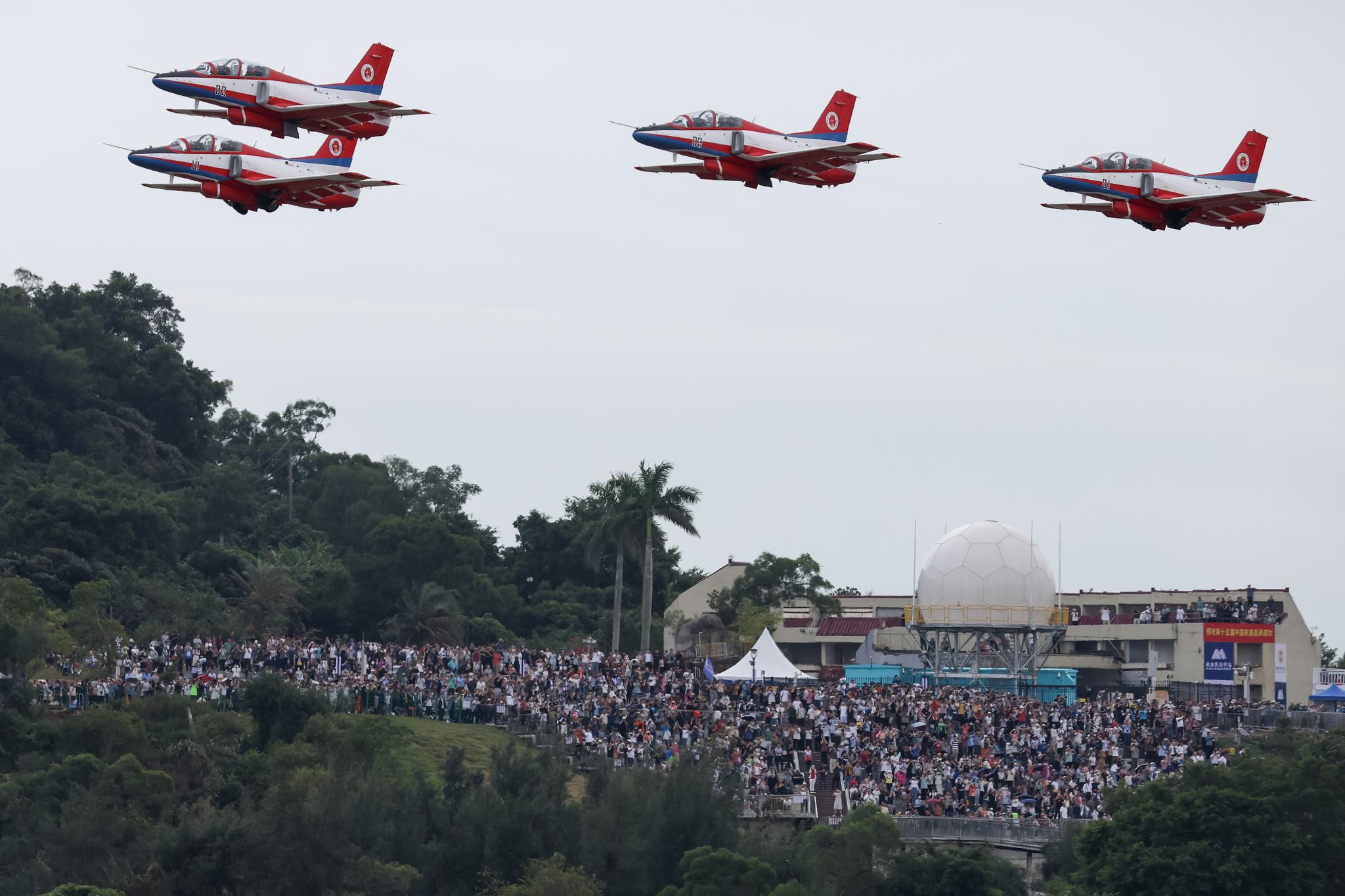 11月15日，廣東珠海，市民游客在金鳳臺(tái)平臺(tái)觀賞中國(guó)空軍“紅鷹”飛行表演隊(duì)的飛行表演。中新社記者 陳驥旻 攝