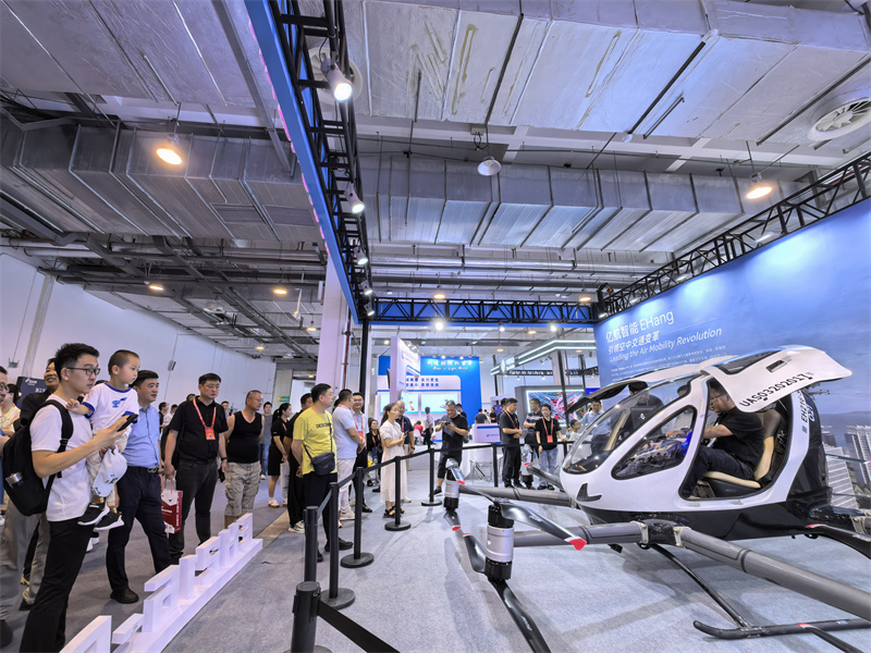 觀眾沉浸式體驗低空航空器。人民網(wǎng)記者 汪瑞華攝