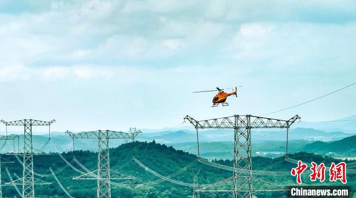 低空： 飛行器搖身變成“千里眼” 電力高空作業(yè)智能化