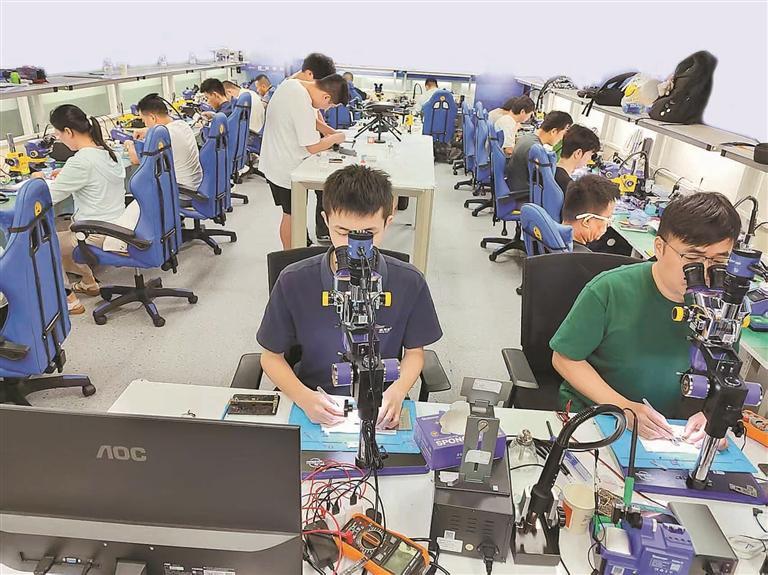 低空經(jīng)濟(jì)爆火引燃無人機(jī)維修培訓(xùn) 有人不遠(yuǎn)千里來深學(xué)修無人機(jī)