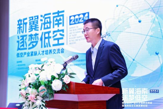 ?？诮?jīng)濟(jì)學(xué)院聚星數(shù)字經(jīng)濟(jì)學(xué)院院長(zhǎng)徐碩主持論壇
