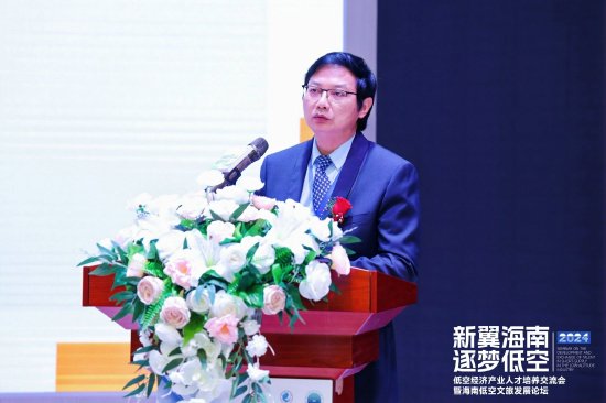 二級(jí)教授、博士生導(dǎo)師、長(zhǎng)沙學(xué)院鄉(xiāng)村振興研究院院長(zhǎng) 劉沛林教授發(fā)表主題演講