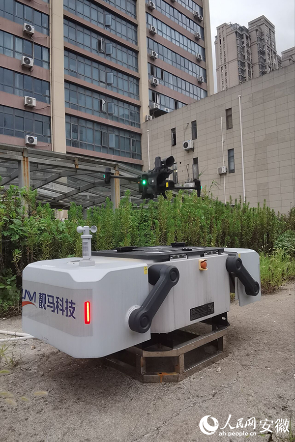 靚馬科技無人機(jī)執(zhí)行飛行任務(wù)。人民網(wǎng)胡雨松攝