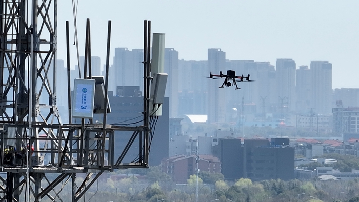 中國移動5G-A通感一體基站，搭載具備通感能力的4.9GHz頻段。江蘇移動供圖