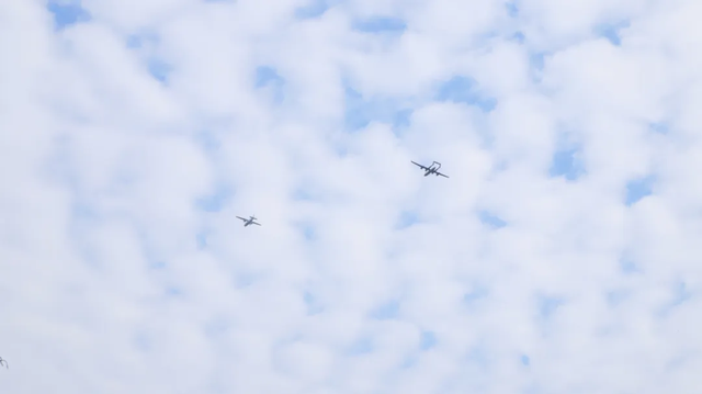 （圖：騰盾科創(chuàng)的雙尾蝎D和大型雙發(fā)無(wú)人運(yùn)輸機(jī)進(jìn)行飛行表演）