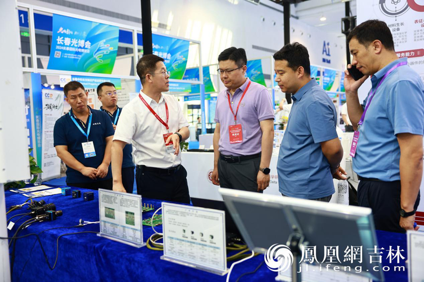嘉賓在珩輝光電展區(qū)考察。.jpg