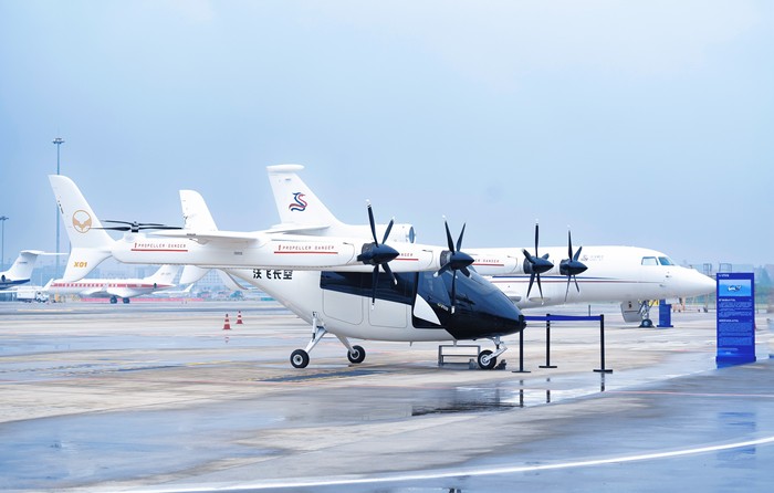 圖2：成都FBO停機(jī)坪上展示“公務(wù)機(jī)+eVTOL”全新出行方式.jpg