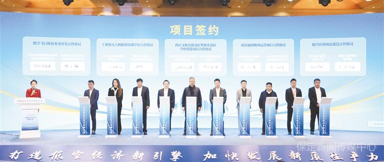 項(xiàng)目簽約現(xiàn)場(chǎng)。 曹云鵬 攝