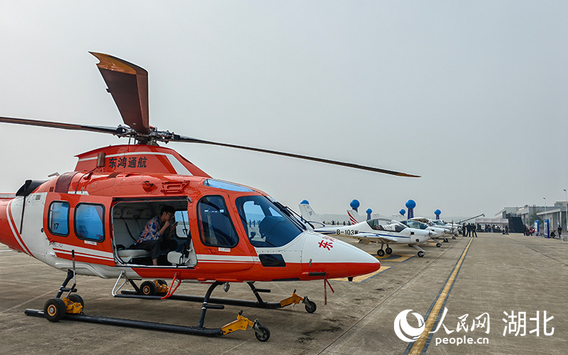武漢漢南機(jī)場(chǎng)運(yùn)行的各類飛行器。人民網(wǎng)記者 郭婷婷攝