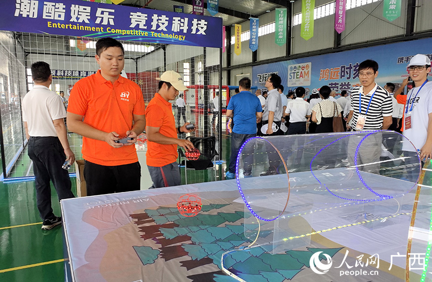 競技類無人機展示。人民網(wǎng) 付華周攝