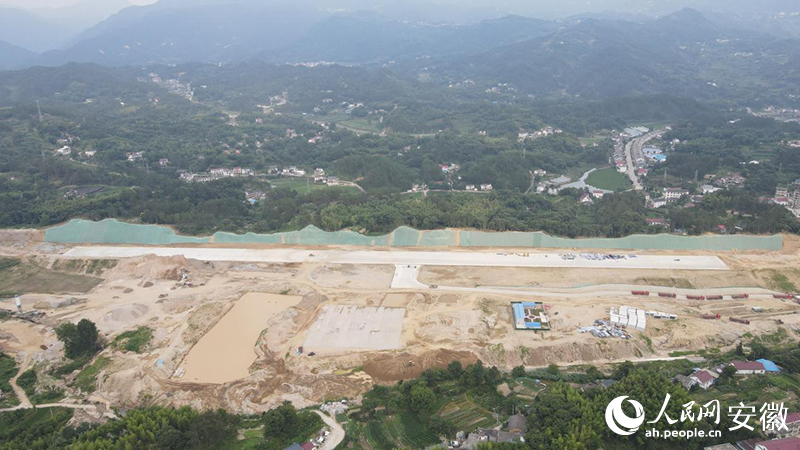 安慶民用無人駕駛航空試驗基地（試驗區(qū)）內(nèi)的無人機跑道。人民網(wǎng)記者 王銳攝