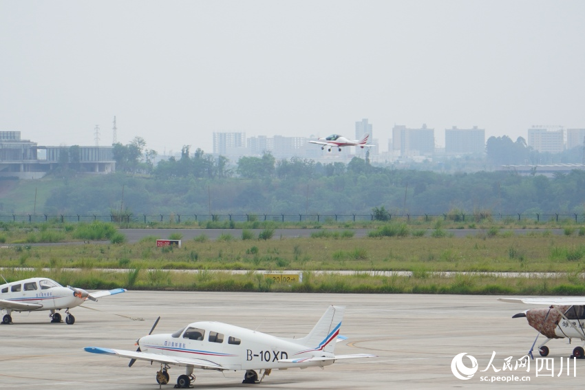 淮州機(jī)場(chǎng)內(nèi)駐場(chǎng)企業(yè)正在進(jìn)行低空飛行訓(xùn)練。人民網(wǎng) 趙祖樂攝